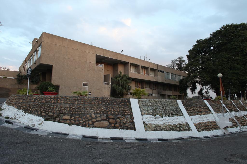 Hotel Jammu Ashok Екстериор снимка